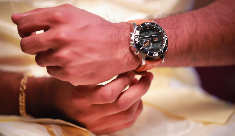 Noční přepadení v Opuštěné. Padesátník přišel o hodinky, lupič skončil v klepetech