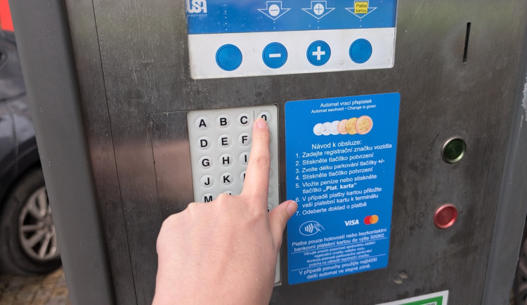 Pozor na změnu parkování pod mostem generála Pattona, nově bude placené