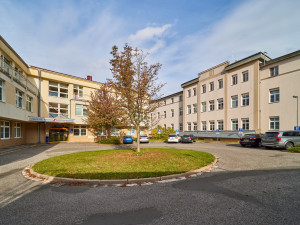 Kraj chce hledat firmu, která postaví parkovací dům v trutnovské nemocnic
