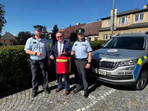 Policisté ze Solnice mají nové vybavení. Speciální zdravotnický batoh