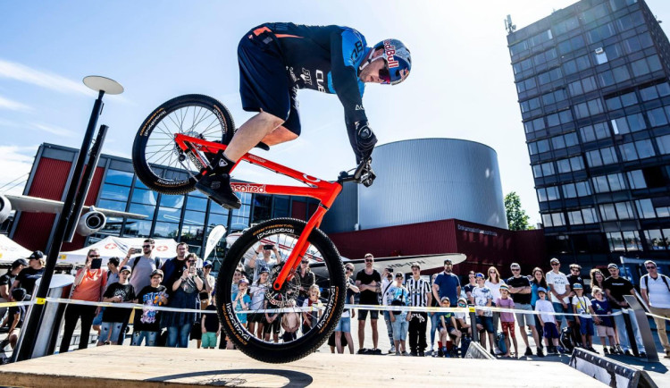 Hradecká nábřeží jsou dneska plná kol, koloběžek i fanoušků Petra Krause