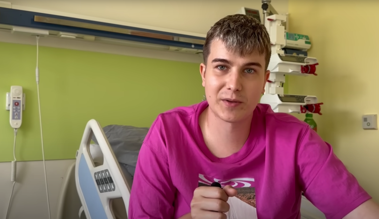 Proč to nezkusit, říká Adam Choma. Podstoupí experimentální léčbu rakoviny kostí