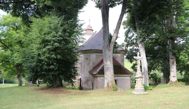 Policie hledá zloděje, který ukradl peníze z kostela v Orlických horách
