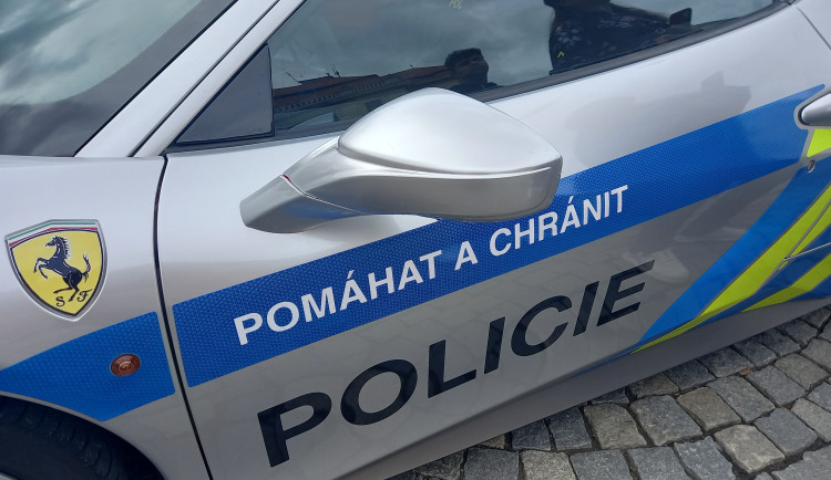 FOTO: Policejní ferrari poutá pozornost. Řídit ho smí jen tři lidi v republice