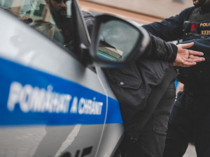 Školákům na Náchodsku hrozil vyděrač v autobuse injekční stříkačkou a podříznutím