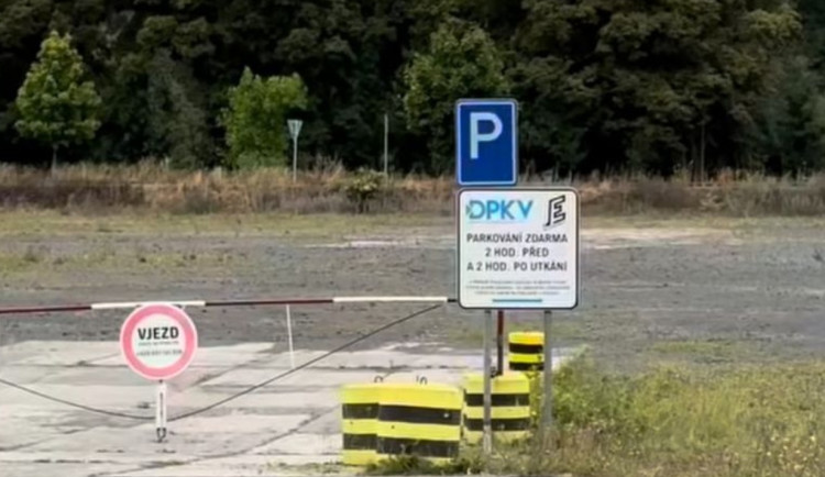 Parkování během hokeje zdarma. Karlovy Vary nabízí nové parkoviště pro 500 aut