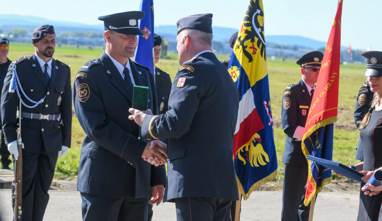 Semilský hasič zachránil ženu po kolapsu. Na Dnech NATO ho ocenili medailí za statečnost