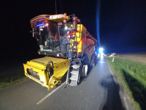 Kombajn u Dolního Přímu sešrotoval osobní auto, v něm zůstala zaklíněná řidička