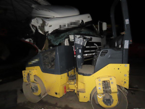 Nákladní vůz v Čistěvsi vjel v rychlosti na staveniště, kde zdemoloval několik stavebních strojů