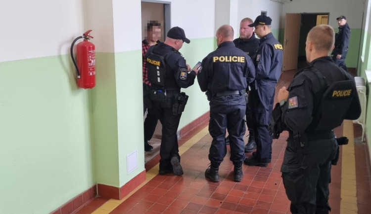 Policisté kontrolovali ubytovny na Rychnovsku. Našli hledanou osobu