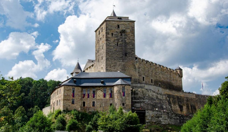 Zemními pracemi začala rekonstrukce Lobkovického paláce hradu Kost