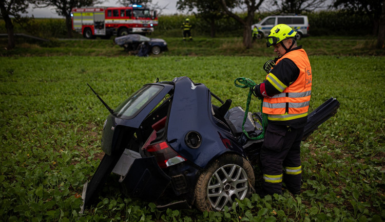 Auto se na Náchodsku při nehodě rozpůlilo, řidič jako zázrakem přežil