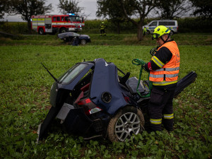 Auto se na Náchodsku při nehodě rozpůlilo, řidič jako zázrakem přežil