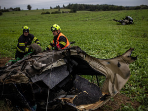 Auto se na Náchodsku při nehodě rozpůlilo, řidič jako zázrakem přežil