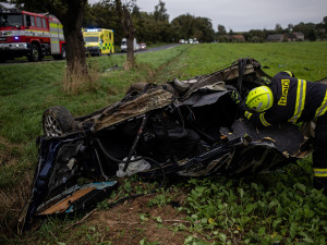 Auto se na Náchodsku při nehodě rozpůlilo, řidič jako zázrakem přežil