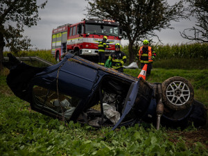 Auto se na Náchodsku při nehodě rozpůlilo, řidič jako zázrakem přežil
