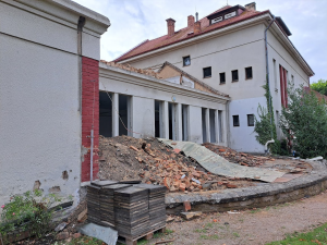 Oprava Knihovny V. Čtvrtka v Jičíně bude mít půlroční zpoždění a bude dražší