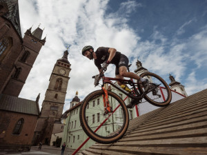 Cyklisté budou zítra v Hradci Králové opět zdolávat legendární Gočárovy schody