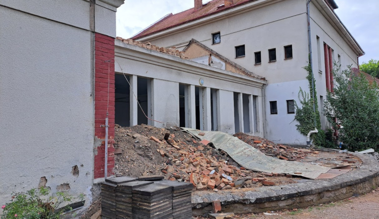 Oprava Knihovny V. Čtvrtka v Jičíně bude mít půlroční zpoždění a bude dražší