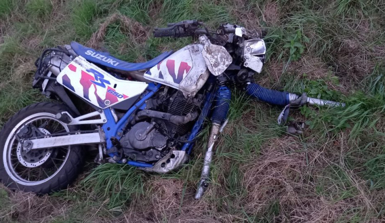 U Lochenic vyhasl život mladého motocyklisty, zemřel po střetu s osobním autem