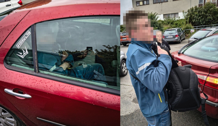 Na zadním sedadle mého auta spí tvrdě cizí chlap, volala šokovaná žena na policii