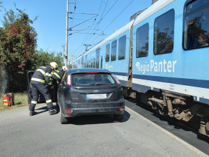 Střet vlaku s autem zastavil provoz mezi Hradcem a Opatovicemi nad Labem