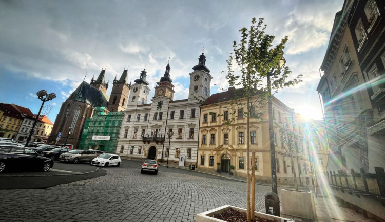 Místo tvrdého asfaltu pohodlný mlat, Hradec Králové začíná měnit Velké náměstí