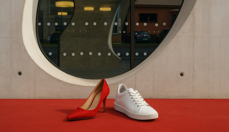 Do divadla v džínách a teniskách. Ležérní pátky rozdělily diváky na dva tábory