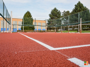 Sportoviště u hradecké základky SNP má nový povrch. Přidají se i Svinary