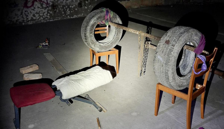 Překvapení pro strážníky. Bezdomovci si ve squatu vyrobili posilovnu