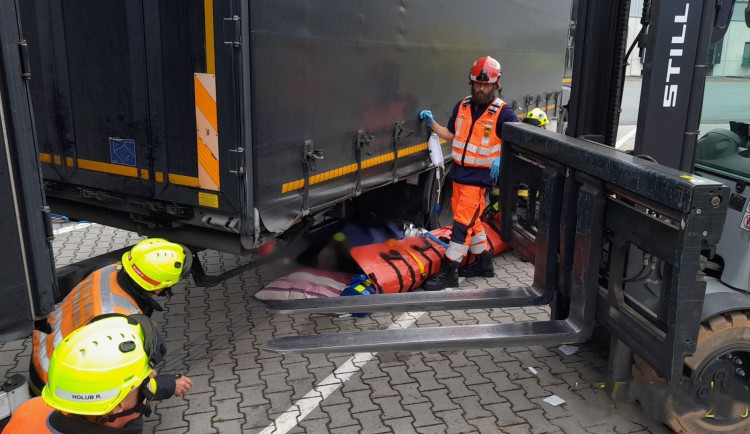 Muž utrpěl devastační zranění nohy. Zaklínila se mu pod kolem kamionu