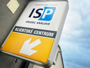 Parkovací karty za okny aut jsou v Hradci Králové minulost, řidiči nové nedostanou