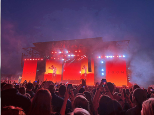 Frontman kapely Imagine Dragons našel lásku na Rychnovsku. Podvodník ženu obral o 200 tisíc