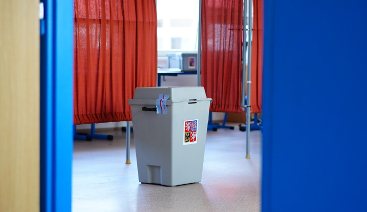 Volební místnosti se otevřely. Lidé začali vybírat nové poslance