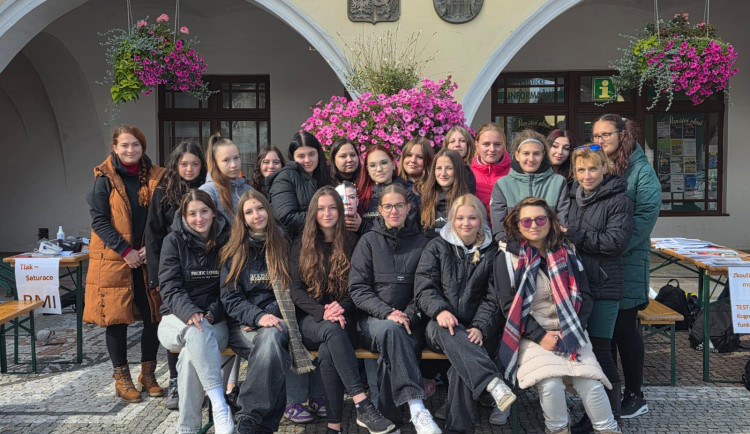 Studenti v Hostinném vyšli do ulic, ředitel gymplu svolává všechny k diskusi