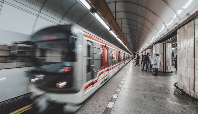 Mezi stanicemi Kačerov a Háje nejezdilo metro, vlak tam srazil člověka