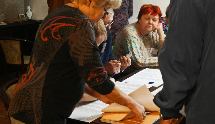 Začíná druhý volební den. Lidé dnes zvolí nové poslance