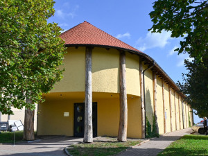 Nová expozice v Archeoparku Všestary. Otestujte pravěk s AI a starými nástroji