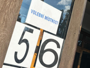 Začíná druhý volební den. Lidé dnes zvolí nové poslance