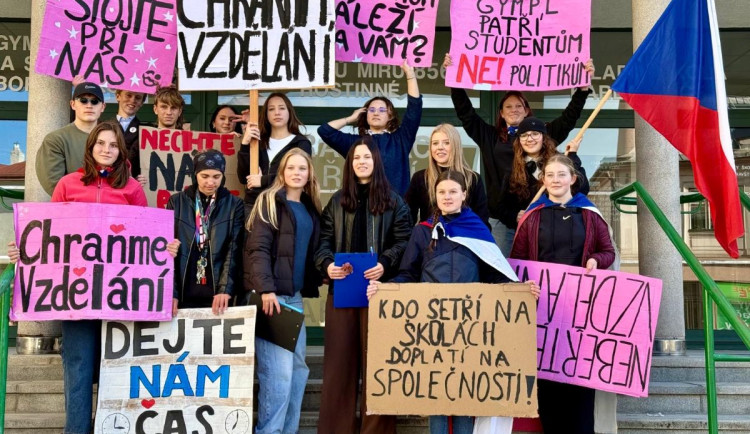 Studenti v Hostinném vyšli do ulic, ředitel gymplu svolává všechny k diskusi