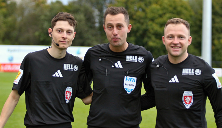 Z tribuny k praporku. Když se v Táboře zranil rozhodčí, zastoupil ho fanoušek s licencí