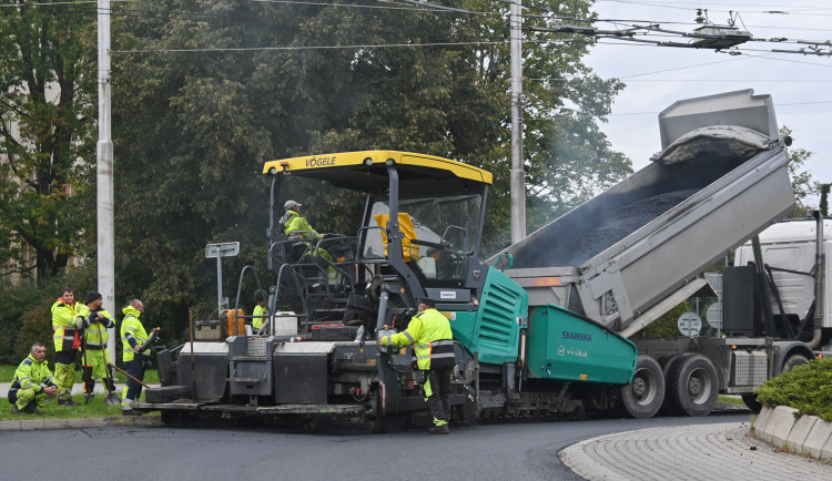 VIDEO: Ulice kolem jihlavské nemocnice mají nový asfalt a jsou opět bez uzavírek