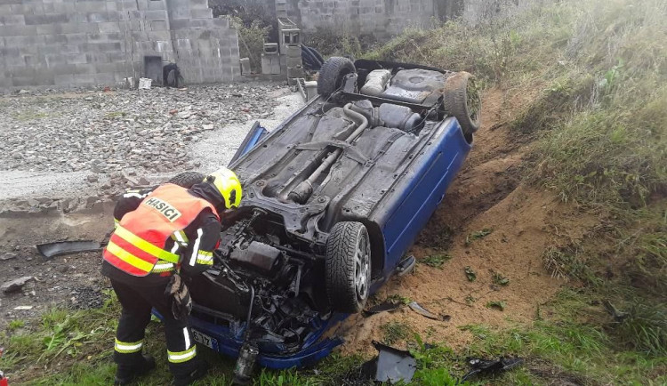 Spadané stromy, nehody, požáry. I to řešili hasiči o volebním víkendu