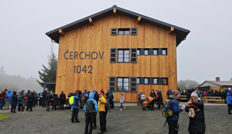 V dešti, vichru a mlze dorazilo 1500 lidí na otevření horské chaty na vrcholu Čerchova