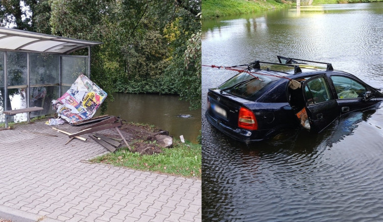 Auto se seniorem proletělo zastávkou, skočilo do rybníka a celé zmizelo pod vodou