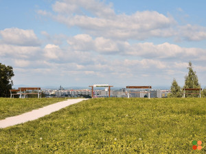 Vyhlídka Rozárka má nový kabát. Technické služby dokončily další projekt z participativního rozpočtu