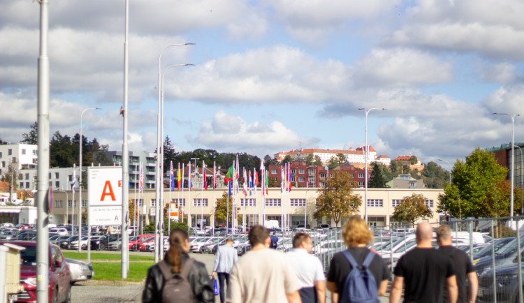 Řidiči, obrňte se trpělivostí. Do Brna míří tisíce lidí na strojírenský veletrh