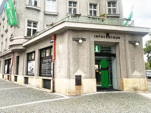 Lidé v Hradci nocovali před Infocentrem, aby ulovili limitovanou edici pamětních medailí
