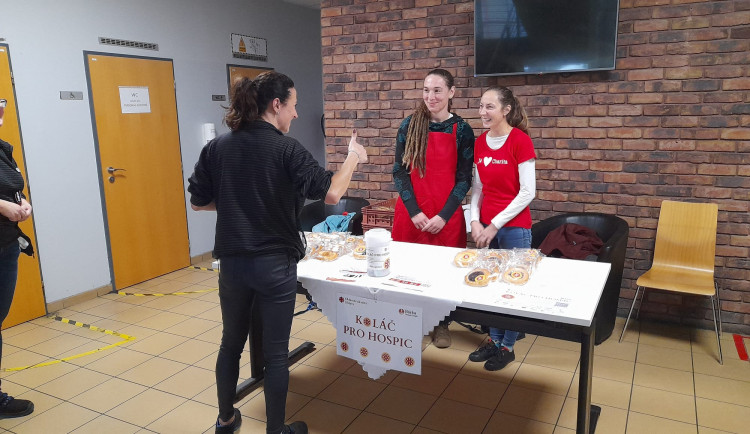 Lidé si dnes mohou koupit Koláč pro hospic. Pochutnají si a pomohou dobré věci