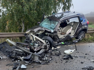 Ve zdemolovaných autech u  Choustníkova Hradiště zůstali řidiči zaklíněni